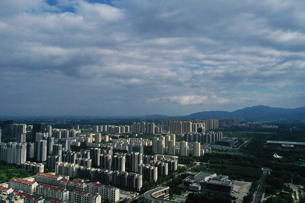 来源|台风“烟花”过境 云隙光现邹平城市上空
