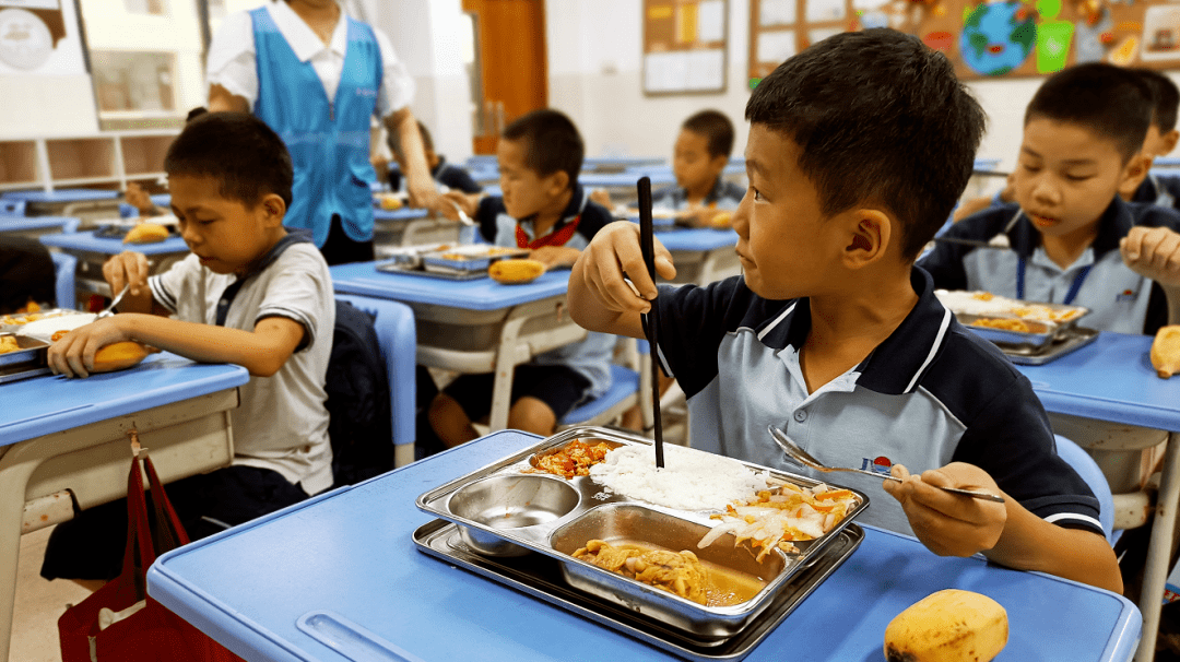 午餐期间,光盘行动和垃圾分类成了林伟民纪念小学学生们必修的两项