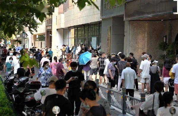 人多拥挤,郑州部分核酸检测点存隐患,市民期望相关部门引起重视!