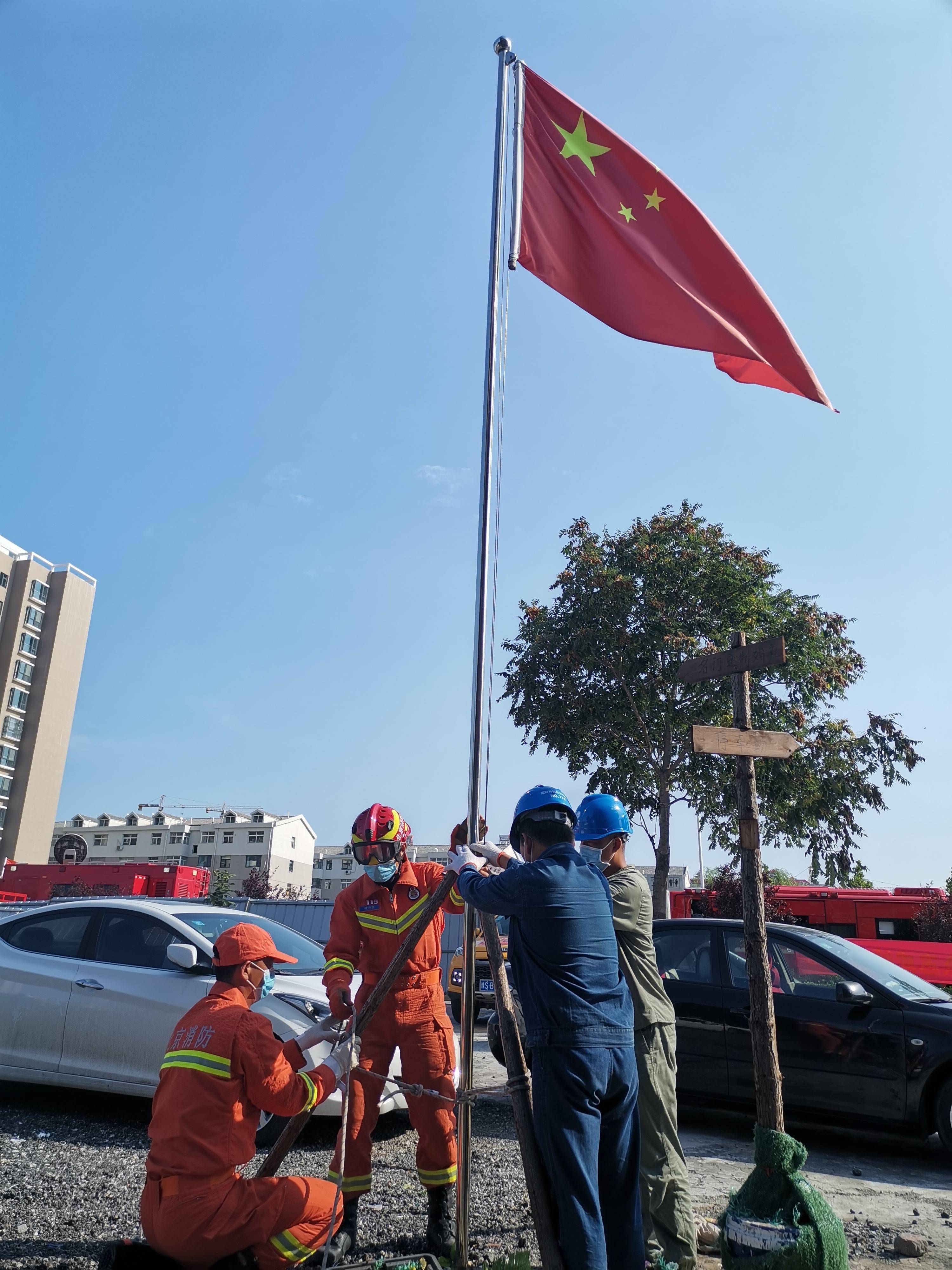 消防员救援途中发现国旗倒地,接下来的举动让人感动