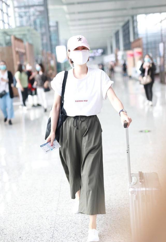 马伊琍|马伊琍不咋在乎外人眼光,造型简约穿得舒适,有种居家懒散范