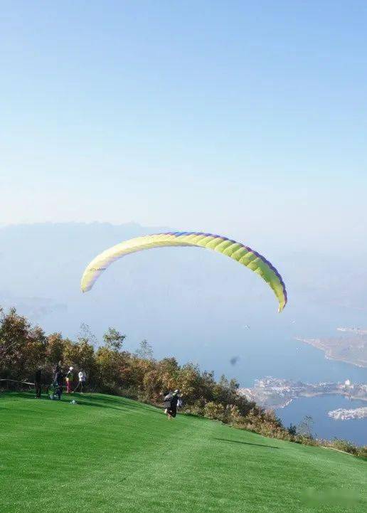 牂牁江(zangkejiang)国际滑翔伞基地位于六盘水市牂牁江风景名胜区内