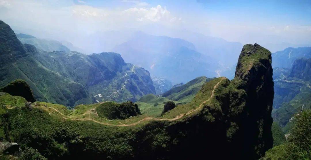 大山包鸡公山  峡谷赏云海 鸡公山因其形状像雄鸡头而得名 上顶上那