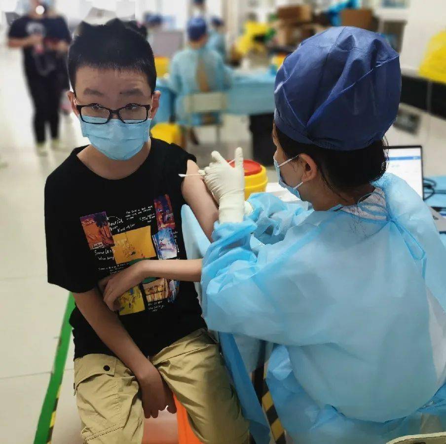 接种新冠疫苗 共筑免疫长城