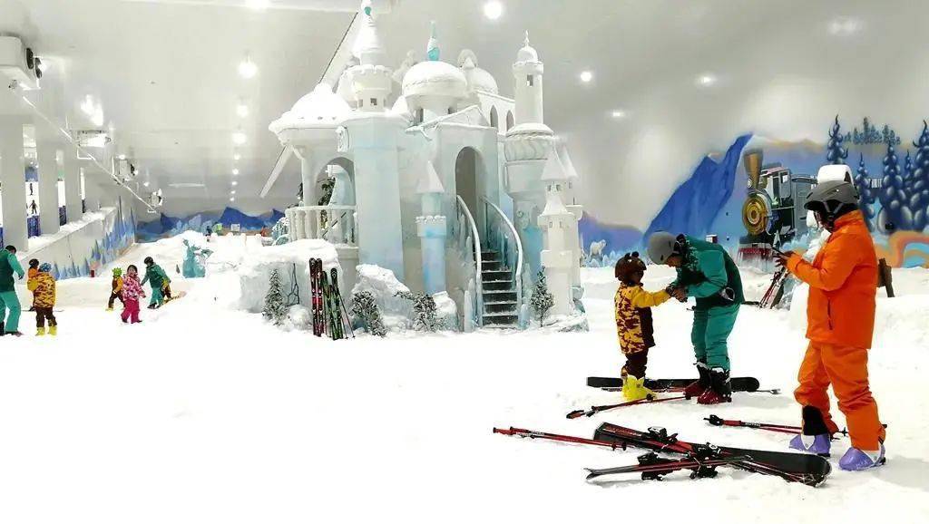 去什么北海道贺州隔壁有家室内冰雪场馆一年四季都能滑雪还能