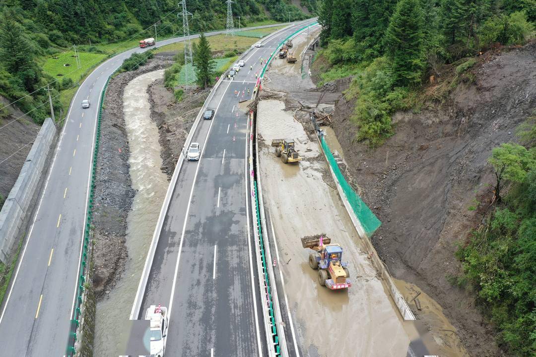 汶马高速突发泥石流双向道路中断 预计8月7日下午1点抢通