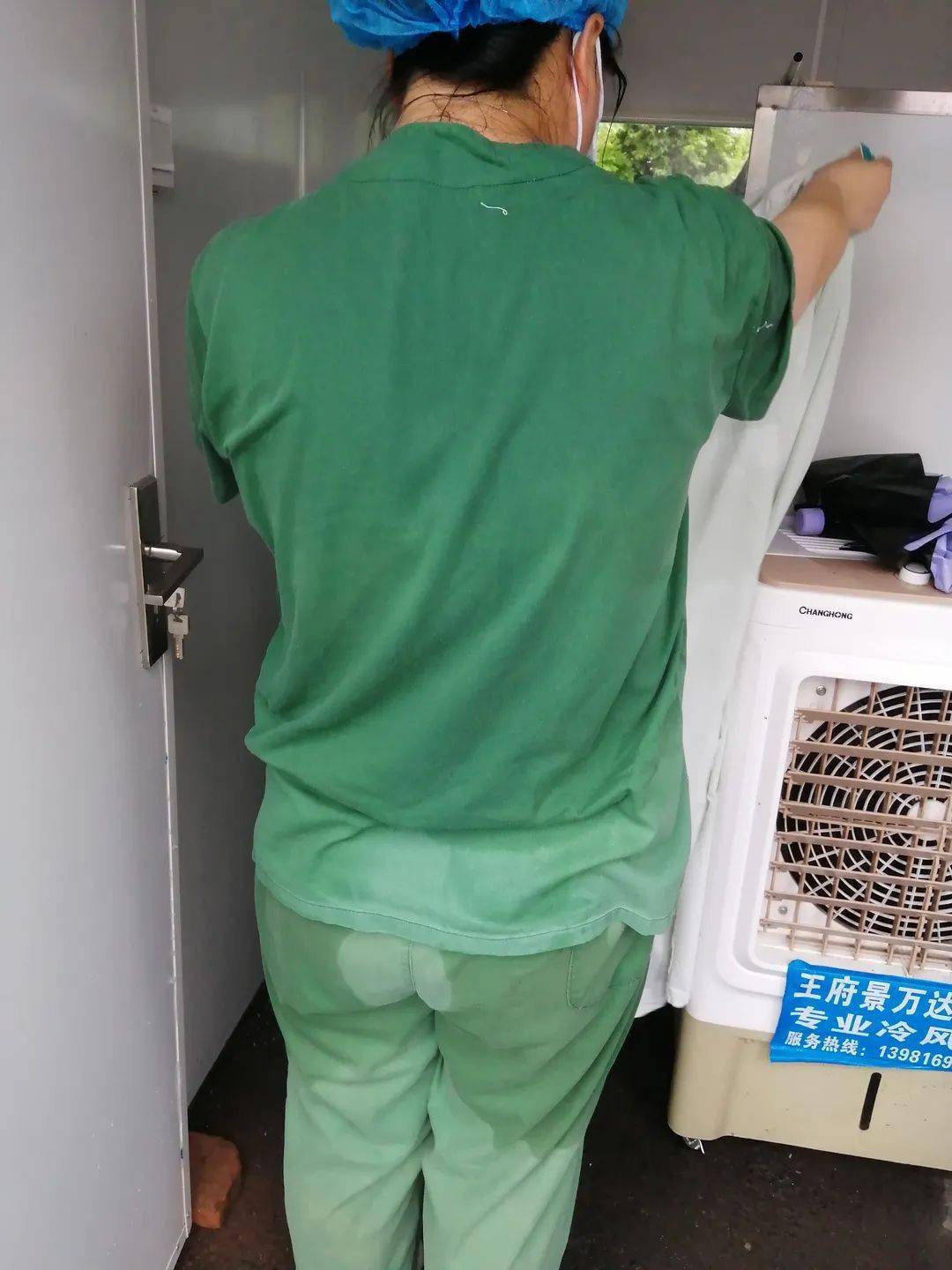 衣服都被汗水浸透