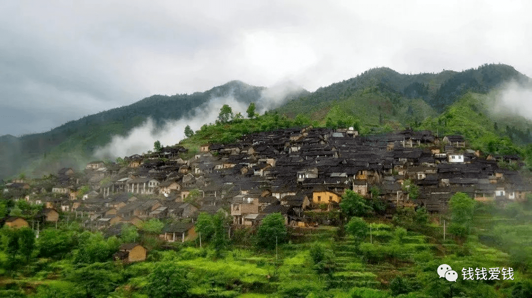 油岭瑶寨是个纯瑶族村落,瑶寨四面环山