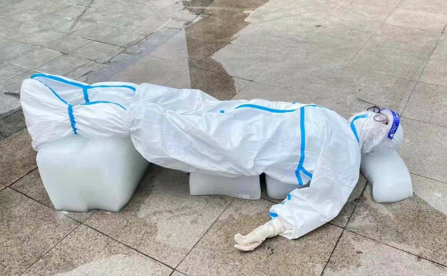 穿防护服的核酸检测人员躺在冰块上给自己降温……连日来,一张"大白"