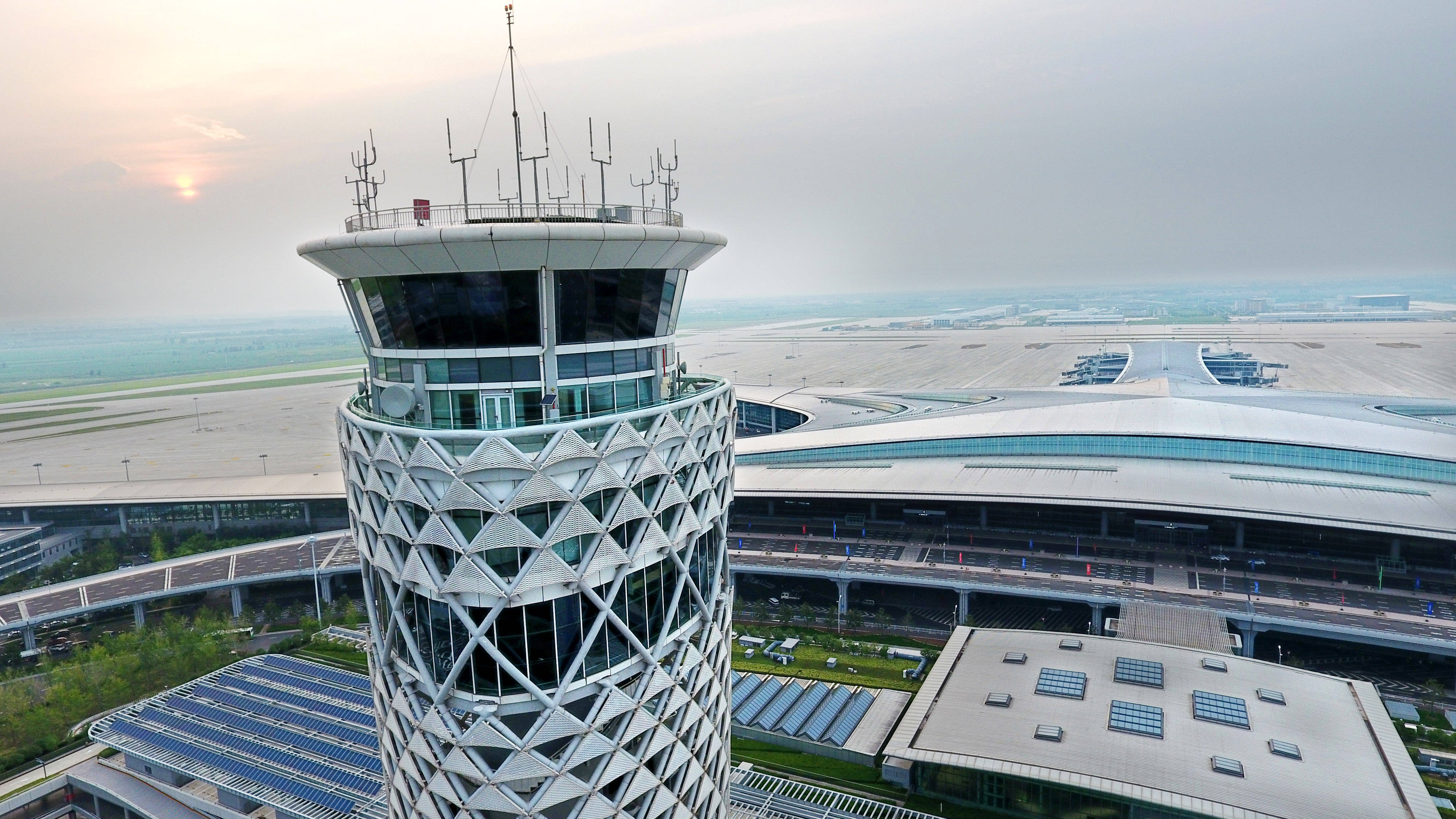 这是青岛胶东国际机场塔台(8月11日摄,无人机照片.