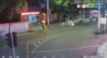 撞断路口信号灯 摔倒受伤 相关现场视频↑ 监控显示 3辆电动车狂飙至
