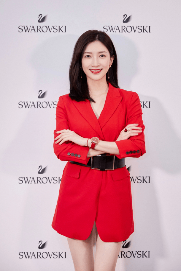 江疏影|江疏影原装五官真抗老，穿针织衫露天大巴玩泡泡像少女，太漂亮了
