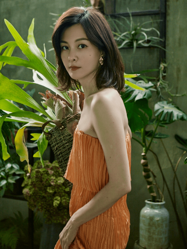 身材|43岁刘孜厉害了，穿橘色抹胸连衣裙不见赘肉，美出新高度