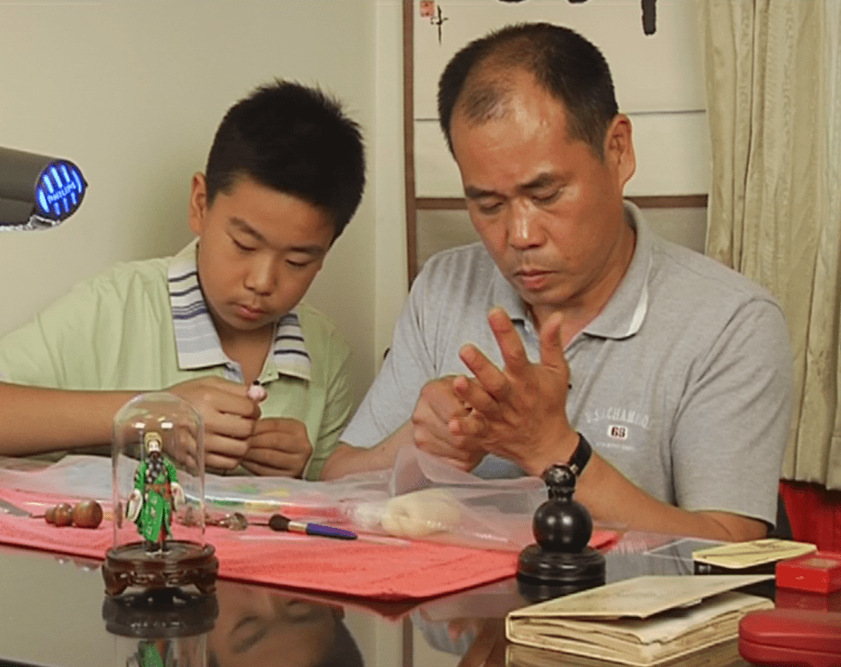 幼时郎佳子彧随父亲学习制作面人