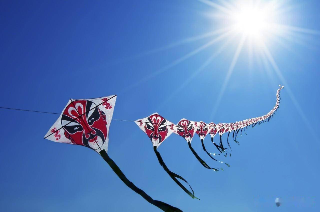 潍坊传统风筝形式多样,大致可分为板子,软翅,硬翅,筒子,串类五种.