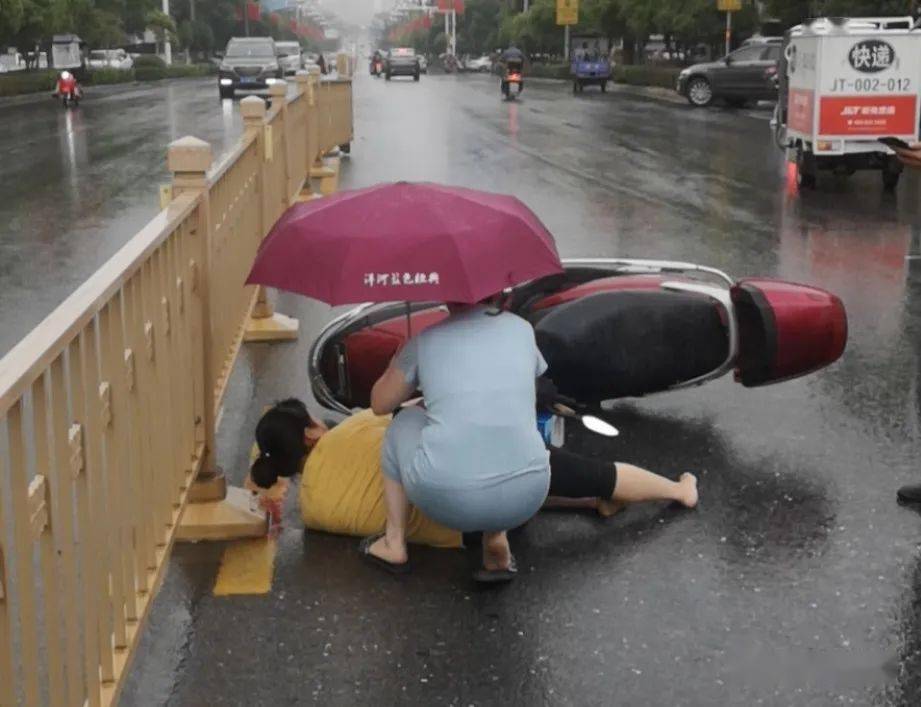 庐山市一女子雨天骑车不慎摔倒,但接下来的这一幕