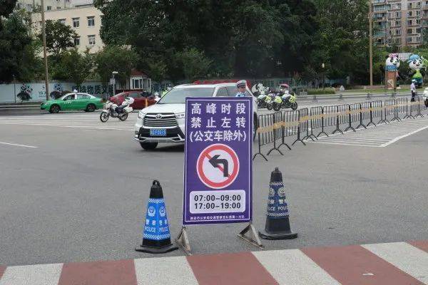 工作日早晚高峰,雅安城区青衣江大桥与熊猫大道交叉路口禁止左转