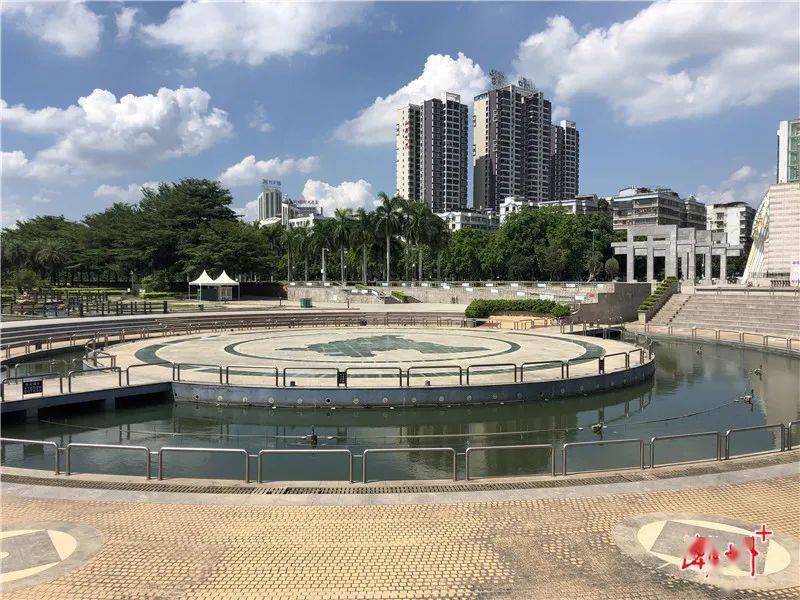 潮州市人民广场管理处相关负责人向记者介绍,人民广场东西两侧各有4