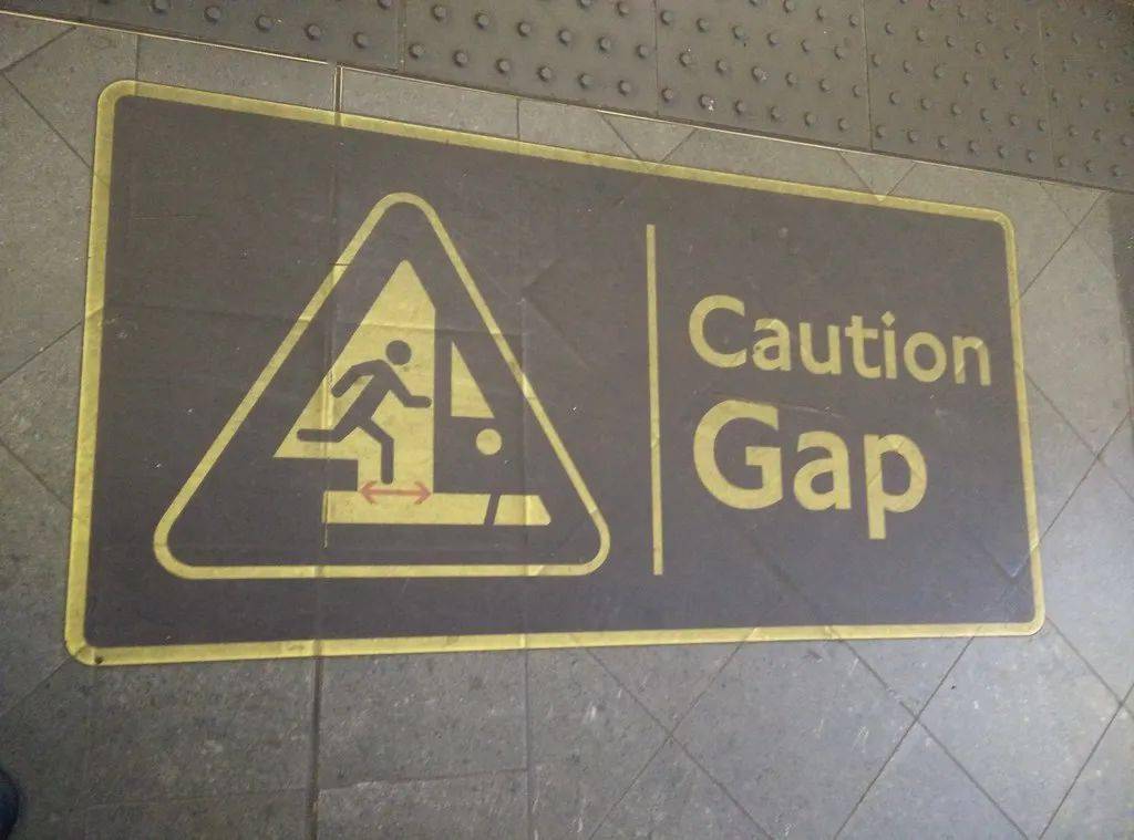 小心站台间隙 caution, gap