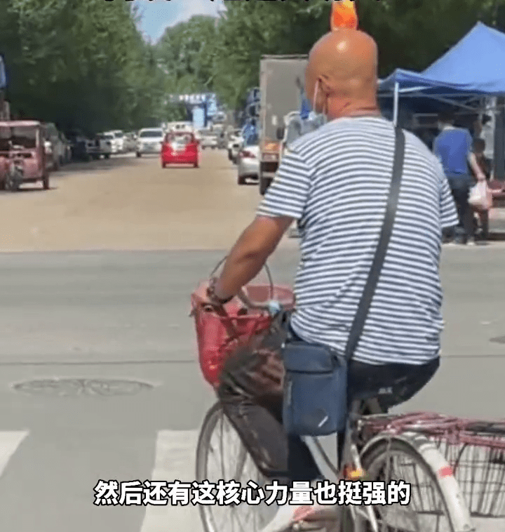 大爷骑自行车头顶饮料瓶子稳稳不倒,网友:大爷这是真功夫!