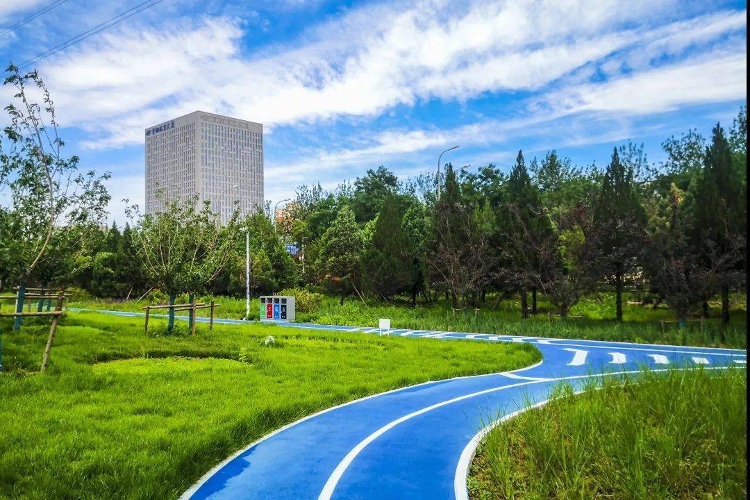 推动首批示范工程,建设综合健身,旅游和城市慢行功能的西山永定河绿色