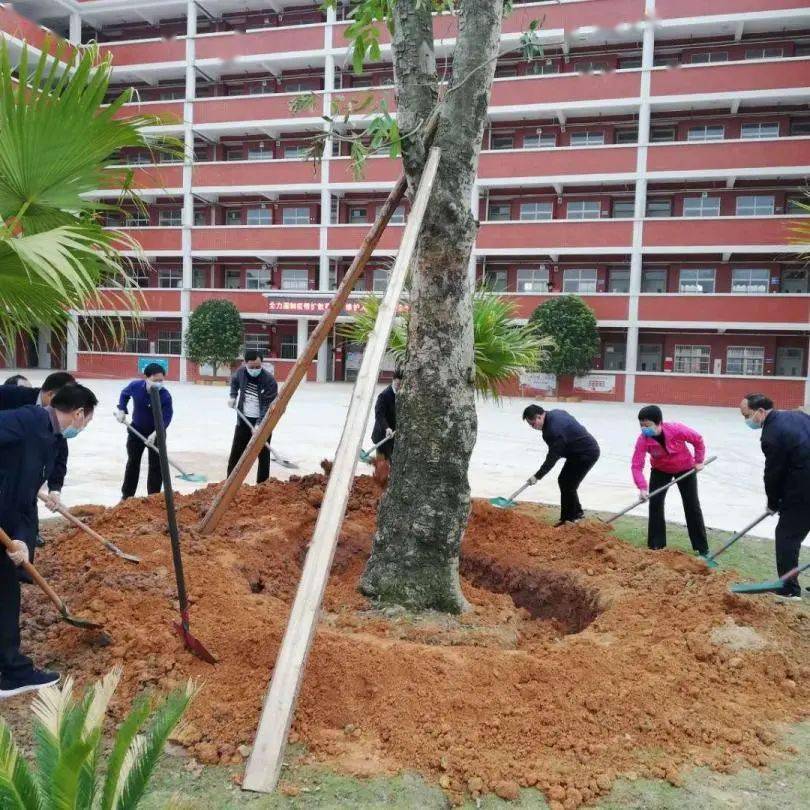 学校荣誉五华县黄狮小学创办两年来,在上级主管部门的关心和支持下