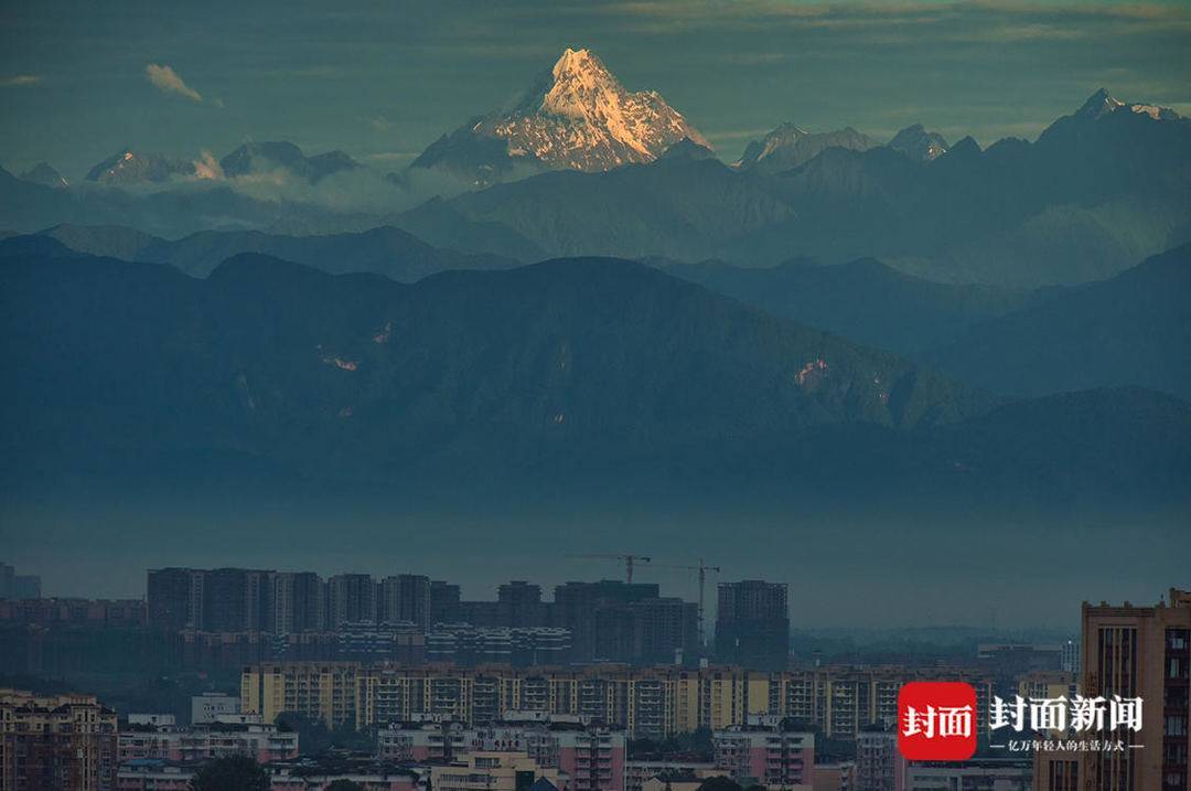 点赞成都大气环境治理,并用"窗含西岭千秋雪"为例介绍在成都遥望雪山