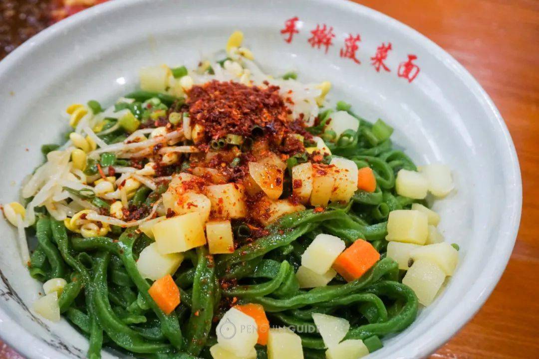 油泼辣子香香 店名:手擀菠菜面 终于在内环市区找到一碗好