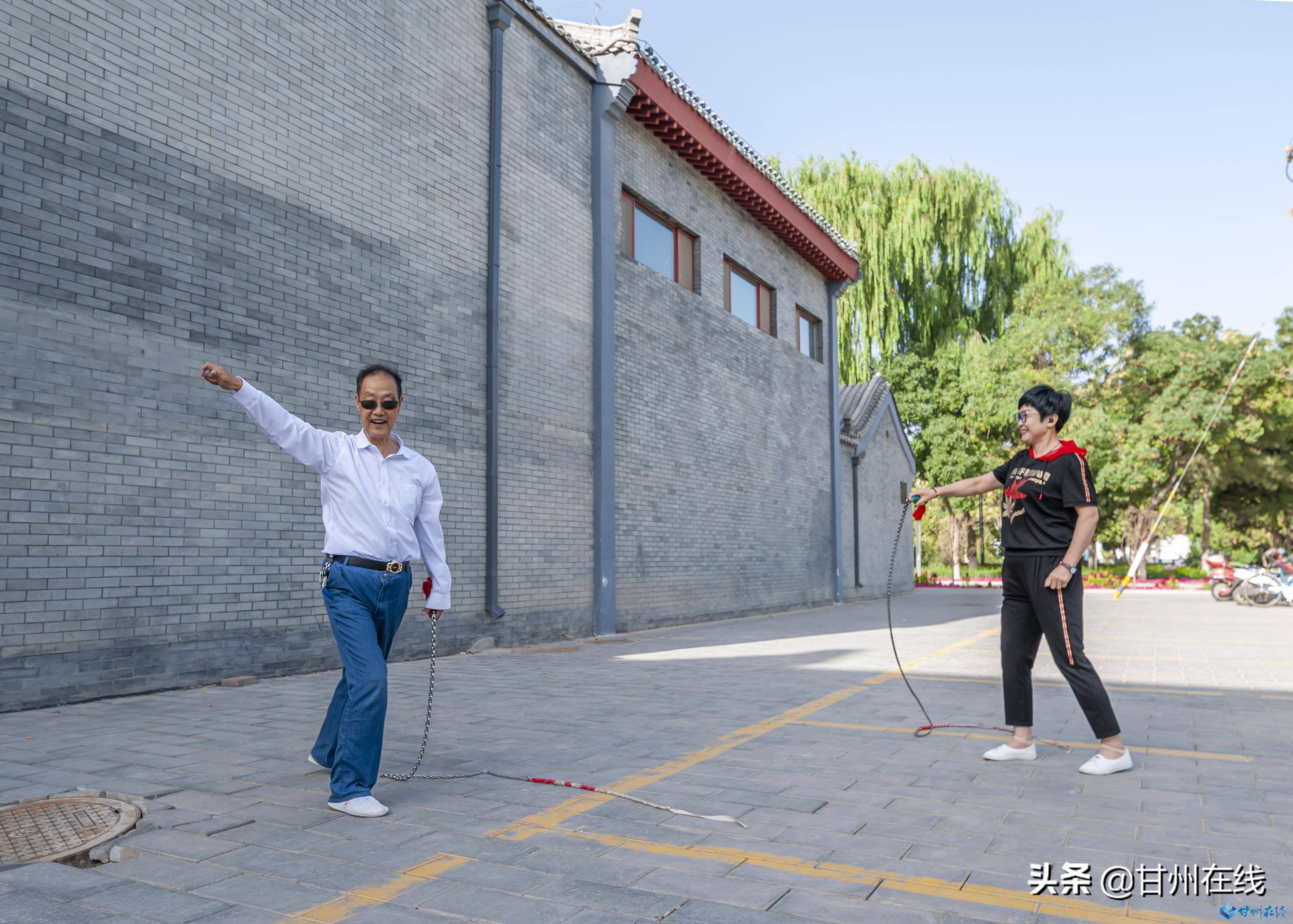 甘泉公园健身者们打的鞭叫麒麟鞭,起源于沈阳市武术家赵赤宇改革创新