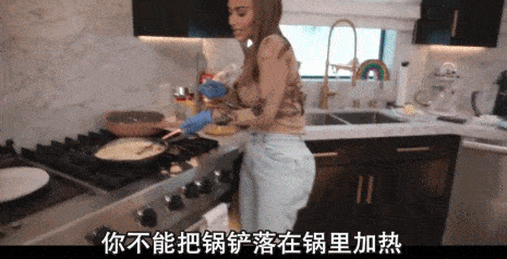 穿着礼服买菜,带着蕾丝手套烧饭.