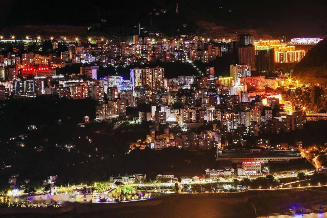 巴东夜景流光溢彩!