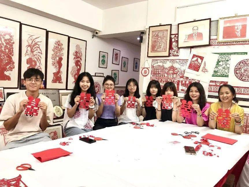 图为陈小燕老师和队员们的剪纸合影
