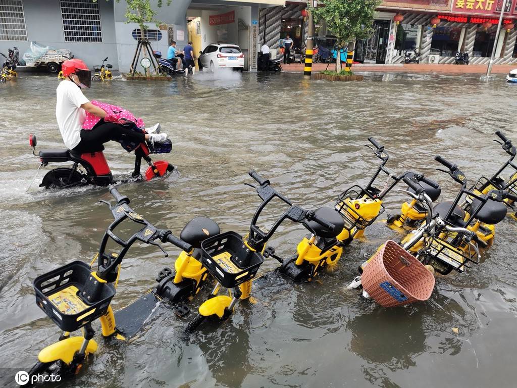 连云港|江苏连云港突降暴雨 道路大面积积水