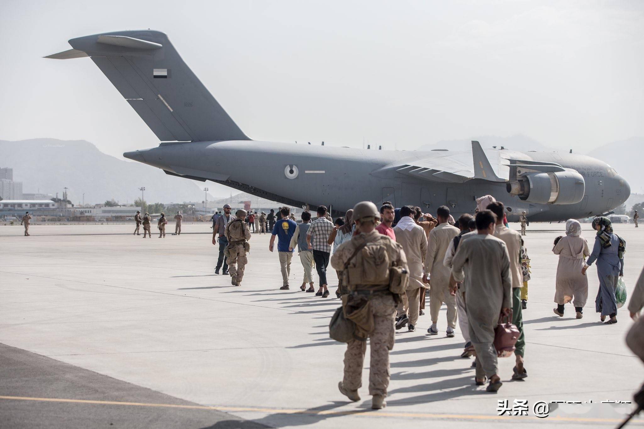 阿联酋空军的c-17运输机也加入了撤离行动.
