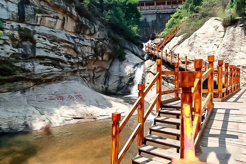 清凉谷风景区将玻璃栈道建在景区的最高峰"九重天"北侧的悬崖绝壁之