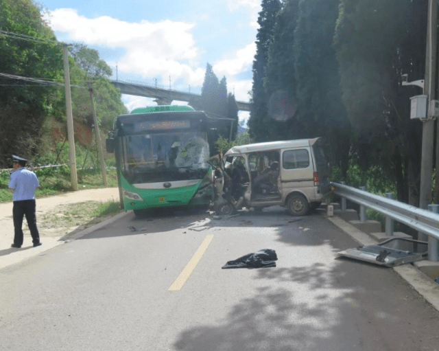 云南:悲剧!面包车超速行驶撞上了大客车!致4死4伤!