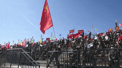"这旗手,挥出了中国军人的气势"