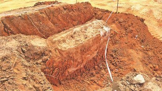 发现一座古墓,挖出一副三合土石棺