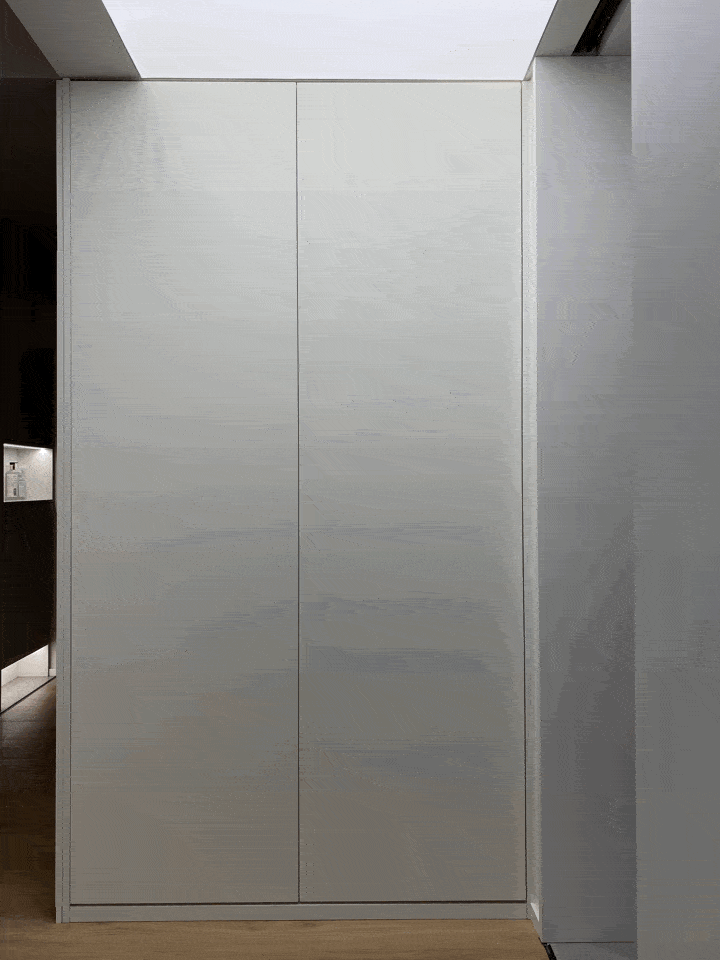 设计师在卧室门口正对的墙面也做了衣柜,方便进出换衣/鞋.