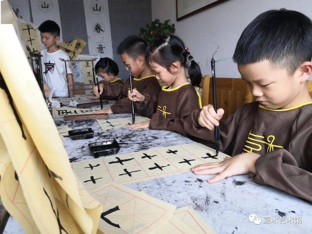 李晋一,陈诺,郭庭瑞,成雨蔚等在学习毛笔书法