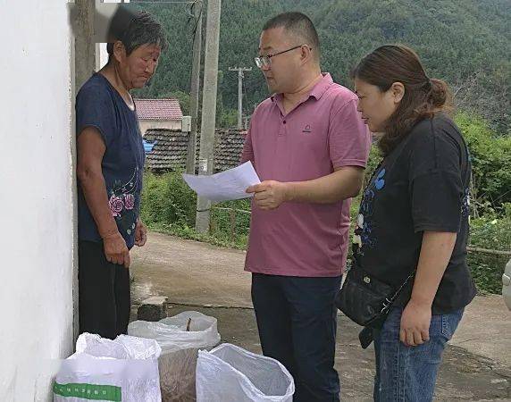 旱藕粉等农特产品帮助脱贫户前往桃花潭镇宝峰村泾县供销商业有限公司