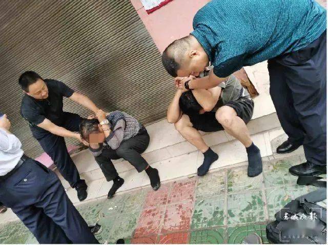 被判死缓!云南一男子持枪抢劫金店,开枪打伤保安后逃逸