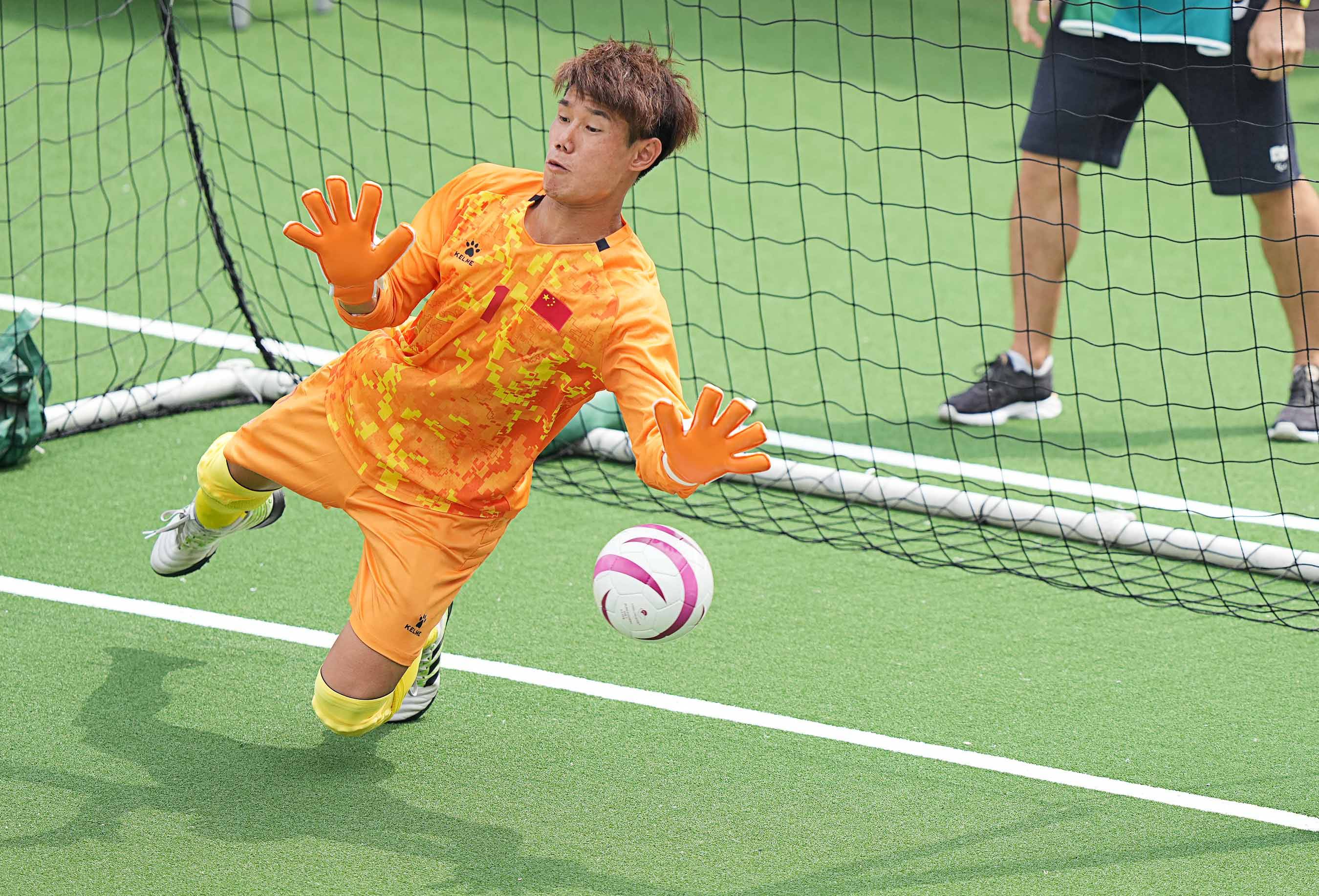 8月29日,中国队守门员王圳在比赛中扑球.