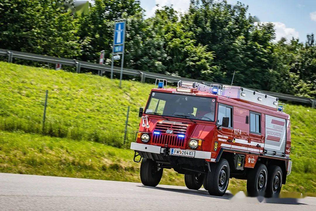 最终,卢森宝亚将一辆翻新后崭新的斯太尔平茨高尔6x6消防车交付给了