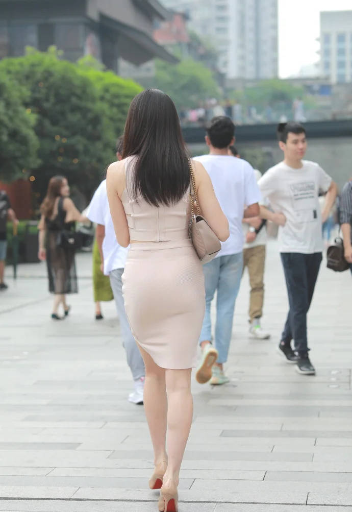 身材|蜜粉色半身裙套装淡雅知性，时尚又修身，凸显气质的同时还显身材