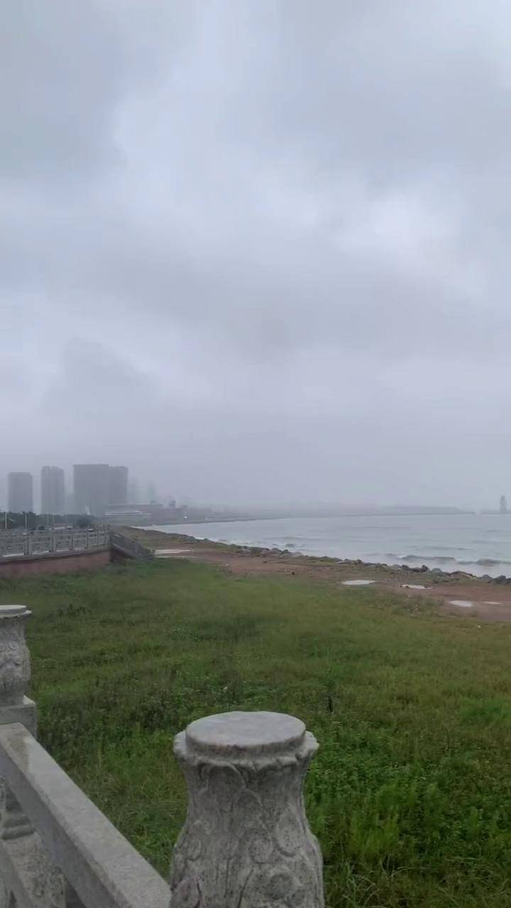 雨中的大海带你看风景看海听海吹海风聆听大自然海边走走拥抱自然