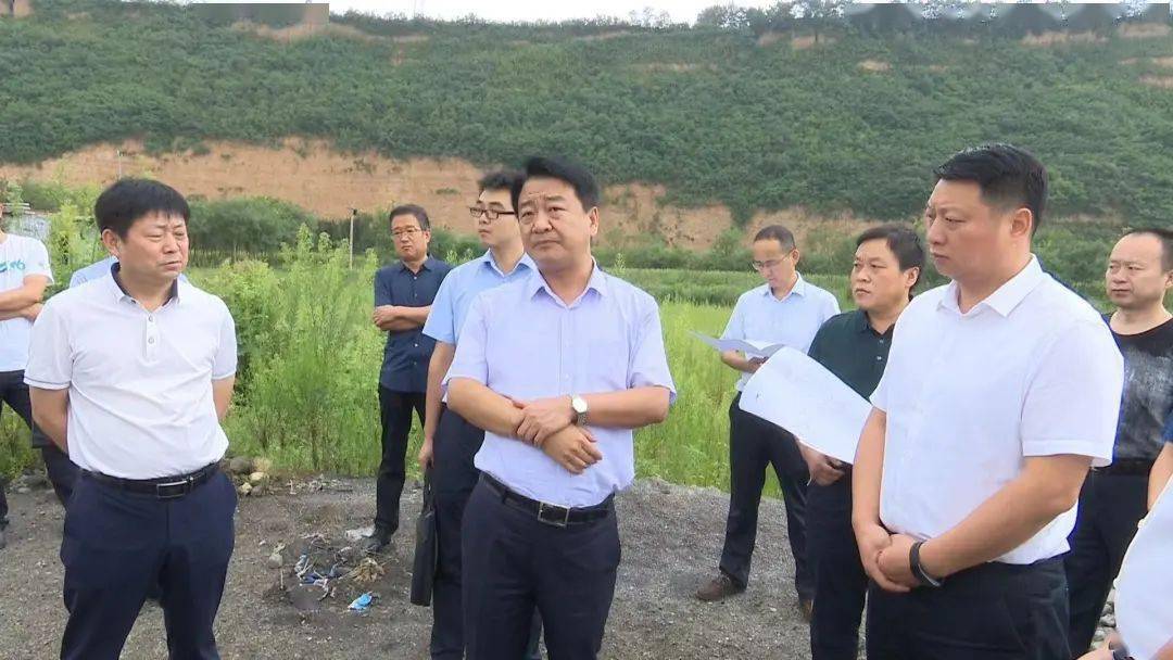 县委书记杨鹏程检查指导生活垃圾无害化处理项目选址工作