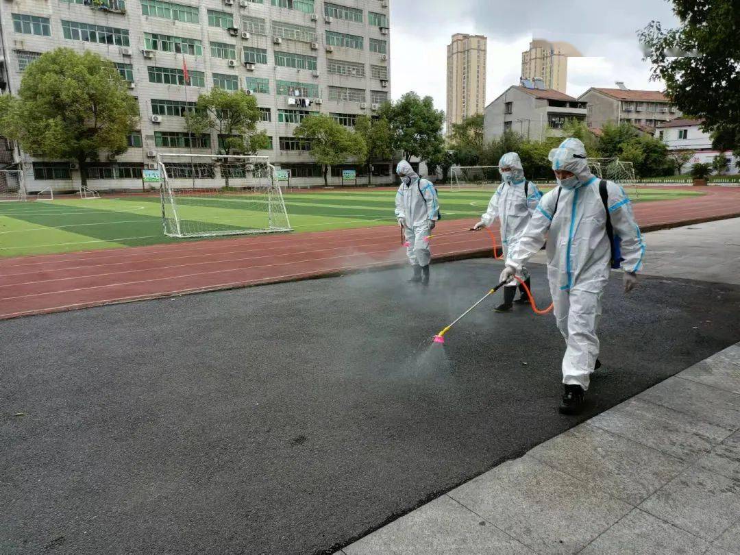 消防员对学校操场进行防疫消杀▲消防员对学校路面进行防疫消杀湖北