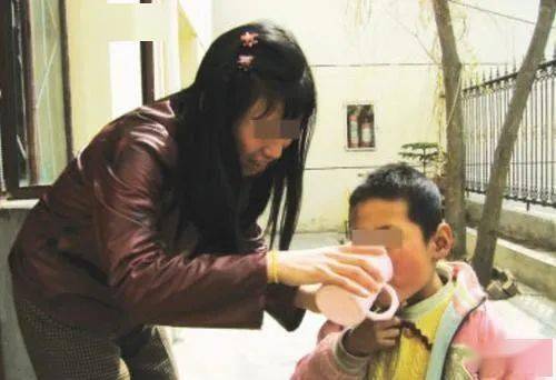 5岁男孩被"人贩子"拐走,即将发车时,孩子一句话成功救