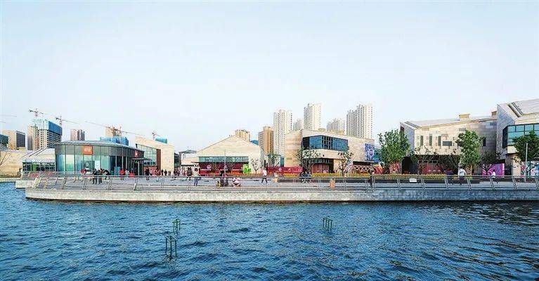 晋阳里位于晋源区晋阳湖公园东南角,是全省首条滨水商业街区,也是太原